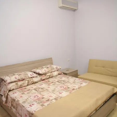 Titus & Caius Apartment *